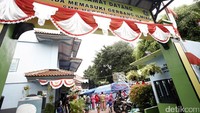 Tenda darurat itu didirikan berjajar di halaman SMPN 26 Jakarta. Seperti diketahui, kebakaran tersebut mengakibatkan kurang lebih 300 rumah di Jalan Permata II Kebon Pala, Jatinegara, Jakarta Timur, ludes dilalap api. Penyebab kebakaran diduga adanya korsleting arus listrik dari salah satu rumah warga.