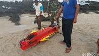 Pesawat itu milik TNI yang dipakai latihan uji coba rudal. Pesawat tanpa awak itu dijadikan target, ujar Kasat Polairud Pantai Santolo Garut AKP Tri Andri.