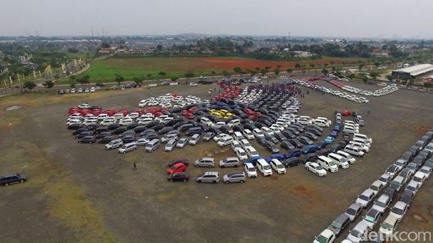 Lihat Aksi Ratusan Mobil Bentuk Lambang Garuda Indonesia
