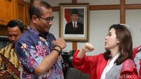 Usai audiensi, Ketua Umum PSI Grace Natalie mengajak Komisioner Hasyim Asyari melakukan tos ala PSI yang membuat KPU canggung.
