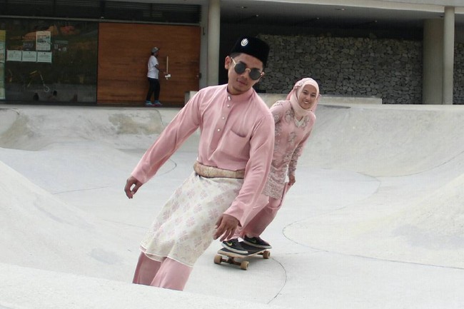 Mereka memainkan papan luncur dengan casual dan perlahan mengingat Vina mengenakan rok panjang. Foto: Dok. Instagram