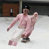 Mereka memainkan papan luncur dengan casual dan perlahan mengingat Vina mengenakan rok panjang. Foto: Dok. Instagram