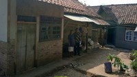 Eli sehari-hari bekerja serabutan, dari kuli bangunan, bengkel sepeda motor atau narik angkot. Adapun ibunya, Eni bekerja membantu tetangganya seperti menggosok baju atau membersihkan rumah.