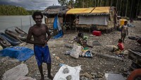 Tetapi masih banyak juga suku asli di Papua Barat seperti orang Kamoro berusaha mencari nafkah dari memancing dan mencari makanan di hutan atau berkebun. Ulet Ifansasti/Getty Images.