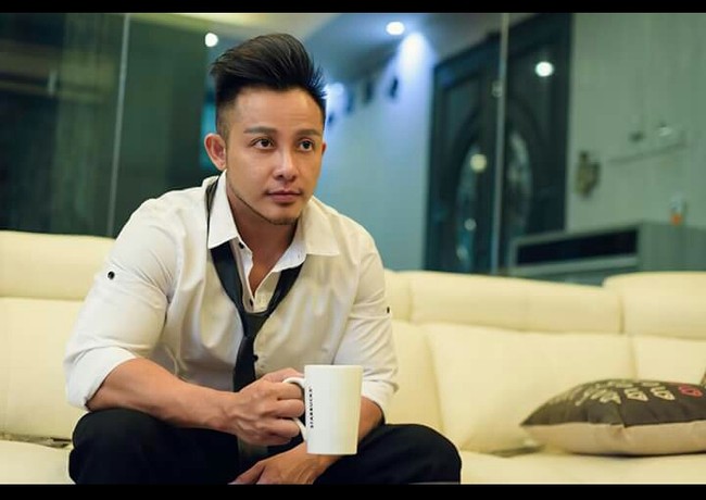 Disamping membangun otot-otot tubuh, ia pun mulai merubah suaranya menjadi lebih berat.Foto: Dok. Instagram el_lye_ipoh