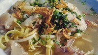 Mie kocok Berkat di Cibadak punya bakso gepeng sebagai pelengkap kikil dalam mie kocok. Dijamin tak bakal kecewa dengan rasa gurih enak kaldunya.Foto: Istimewa