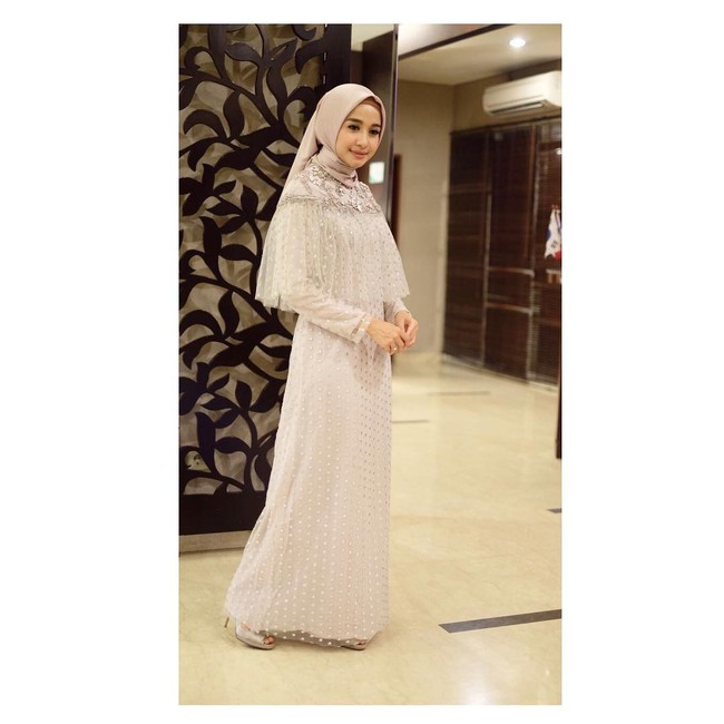 Laudya Cynthia Bella juga tampil feminin dalam terusan berdetail dengan aksen cape di bagian atas. Foto: Dok. Instagram