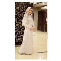 Laudya Cynthia Bella juga tampil feminin dalam terusan berdetail dengan aksen cape di bagian atas. Foto: Dok. Instagram