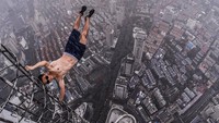 Sekilas potret human flag di atas gedung pencakar langit memang terlihat mengagumkan. Namun jangan lantas ditiru ya. Sebabnya, melakukan human flag apalagi di gedung pencakar langit tanpa pengaman bisa berakibat fatal. Foto: instagram