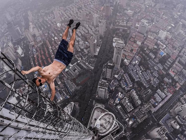 Human Flag, Tren Olahraga Unik dan Berbahaya Meniru Bendara di Tiang