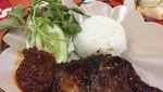 Nyamm! Ayam Bakar yang Manis Empuk dengan Cocolan Sambal Ada di Sini