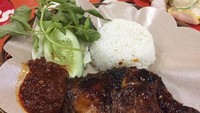 Di kantin karyawan Pacific Place ada ayam bakar dari gerai Joker Joyo yang patut dicicip. Ayam bakar bumbu kalasan ini dilengkapi lalap dan sambal terasi pedas. Makin enak ditambah lauk tahu atau tempe bacem. Foto: dok.detikFood/Istimewa