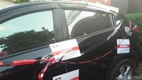 Mobil itu dilingkari garis KPK warna hitam merah dengan tulisan disegel (Foto: Yulida Medistiara/detikcom)