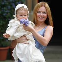 Di penghujung 1990an, satu per satu personelnya fokus merintis karier solo. Dimulai dari Geri yang meluncurkan album solonya pada 1999. Pada 2006, ia melahirkan putri pertamanya, Bluebell Madonna. Victoria dan Emma ditunjuk sebagai ibu baptisnya. (Foto: Getty Images)