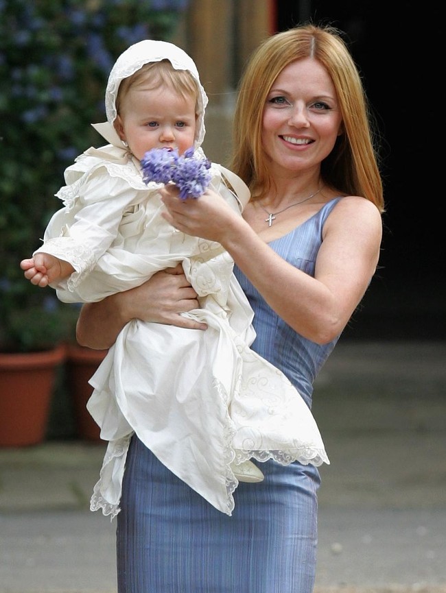 Di penghujung 1990an, satu per satu personelnya fokus merintis karier solo. Dimulai dari Geri yang meluncurkan album solonya pada 1999. Pada 2006, ia melahirkan putri pertamanya, Bluebell Madonna. Victoria dan Emma ditunjuk sebagai ibu baptisnya. (Foto: Getty Images)