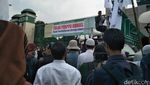 Akhwat Pegang Spanduk, Begini Demo Tolak Perppu Ormas di Depan DPR
