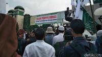Aliansi Ormas dan Umat Islam Jabodetabek melakukan unjuk rasa di depan gedung DPR/MPR. Mereka menuntut DPR tidak mengesahkan Perppu Nomor 2 Tahun 2017 menjadi undang-undang. Foto: Lukita/detikcom