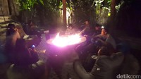 Untuk menghangatkan tubuh saat bersama-sama sahabat atau keluarga, tersedia spot api unggun (Mukhlis Dinillah/detikTravel)