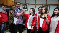 Sebab, tos atau salam PSI tersebut dikhawatirkan menjadi bentuk dukungan kepada salah satu parpol.