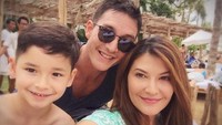 Tamara Bleszynski dan Mike Lewis tampak asik kala berlibur di Bali. (Dok. Instagram/tamarableszynskiofficial)