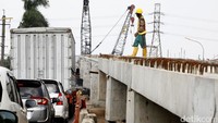 Pembangunan flyover Cipinang Lontar ini meniadakan persimpangan sebidang antara  Jalan Bekasi Timur Raya dan rel KA (Jakarta-Bekasi).