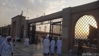 Foto: Pada musim haji, usai Subuh adalah waktu favorit jemaah berkunjung atau berziarah (Triono/detikTravel)