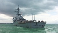 Kapal penghancur rudal milik AS, USS John McCain, bertabrakan dengan kapal niaga Alnic MC pada Senin (21/8) pagi, sekitar pukul 05.24 waktu setempat. Insiden ini terjadi di perairan sebelah timur timur Singapura, dekat Selat Malaka. (Foto: REUTERS/Ahmad Masood)