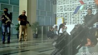 Para teroris tersebut sebelumnya menyandera General Manager RU IV Cilacap dan sejumlah karyawan serta mengancam akan menghentikan pasokan BBM ke seluruh Indonesia.
