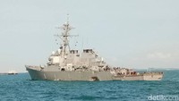 Saat insiden ini terjadi, kapal militer AS itu sedang berlayar ke pelabuhan Singapura dalam misi kunjungan rutin. Kapal AS ini bertabrakan dengan sebuah kapal tanker berbendera Liberia seberat 30 ribu ton, yang digunakan untuk membawa minyak dan zat kimia.(Foto: Royal Malaysian Navy/Handout via Reuters)