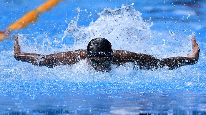 Perenang Indonesia Triady Fauzi Sidiq melaju dalam final renang 50 meter gaya kupu-kupu putra SEA Games XXIX di National Aquatic Centre, kawasan Stadion Bukit Jalil, Kuala Lumpur, Malaysia, Senin (21/8) malam. Triady menyabet medali perak dengan waktu 24,01 detik sementara emas diraih pemenang medali emas Olimpiade 2016 asal Singapura, Joseph Schooling dengan 23,06 detik. ANTARA FOTO/Sigid Kurniawan/foc/17.
