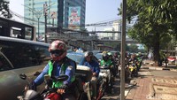 Aturan baru itu dianggap bukanlah solusi untuk mengurangi kemacetan di jalan tersebut (Foto: Heldania Ultri Lubis/detikcom)