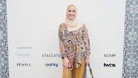 Dalam setiap penampilannya, ibu satu anak itu tampak memadukan outfit simpel namun tetap modis. Dok. Instagram/ninazatulini22