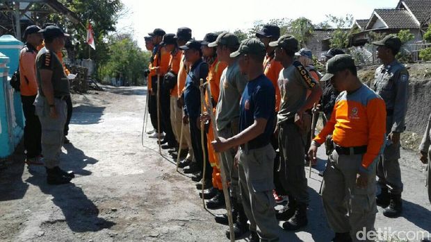 Tim SAR mencari nenek Moenna hilang di pegunungan Situbondo/