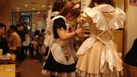Pernah dengan kafe yang dilayani oleh pelayan berseragam anime? Maid atau pelayan khas Jepang ini adalah kafe unik di Jepang. Tokoh maid sering muncul untuk melayani pengunjung kafe. Para pelayannya berdandan cantik dengan celemek putih, rok pendek dan seragam berenda. Kawaii! (Foto: Istimewa)