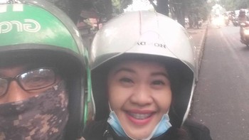 Selain menjadi driver ojek online, Erwin pun berprofesi sebagai pengemudi taksi online. Foto: Instagram.com/erwindoang8