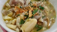 Mie Kocok Mang Dadeng juga ada di kawasan Cilandak ini kuahnya agak keruh karena memakai kaki sapi. Tetapi kikilnya lembut dengan gurih kaldu yang pas.Foto: Istimewa