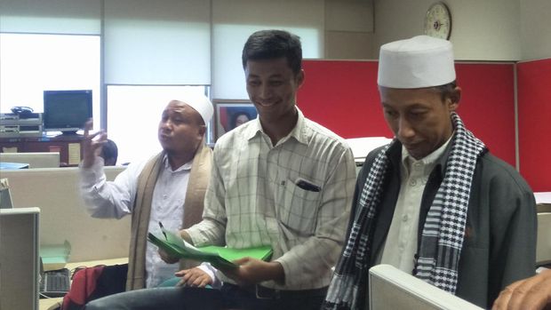 Mereka diantar staf humas untuk bertemu setiap staf fraksi di DPR.