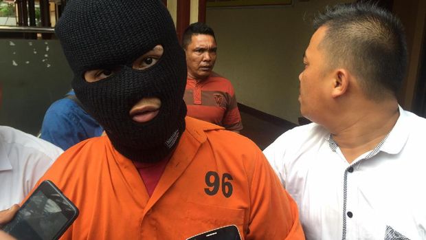 Farhan alias Ringgo saat dibawa ke mobil / 