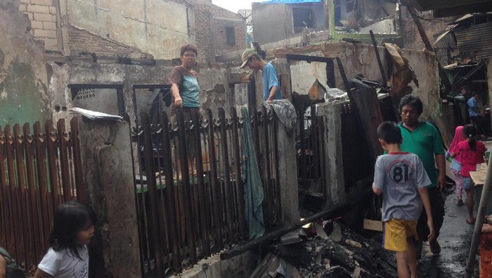 Warga Mengais Sisa-sisa Kebakaran di Kebon Pala