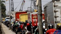 Penampakan kemacetan di kawasan Cipinang, imbas pembangunan proyek Flyover Cipinang Lontar.