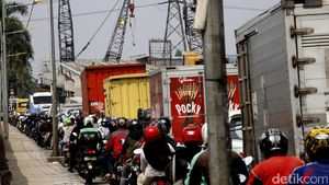 Kemacetan Mengular Imbas Proyek Flyover Cipinang Lontar