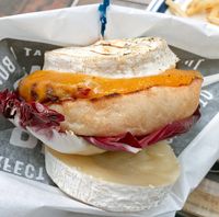 Lembaran keju yang mengapit roti burger.