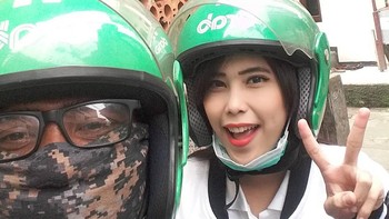 Entah bagaimana caranya, setiap penumpang yang diajak selfie pasti terlihat ceria. Foto: Instagram.com/erwindoang8
