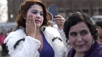 Yang menarik adalah, para gadis di sini terjamin masih perawan karena kelompok mereka memang menjunjung tinggi keperawanan wanita.