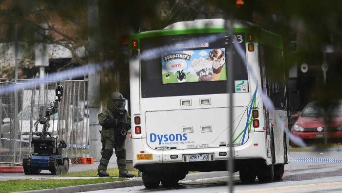 Robot Penjinak Bom Dikerahkan Periksa Sebuah Bus di Melbourne