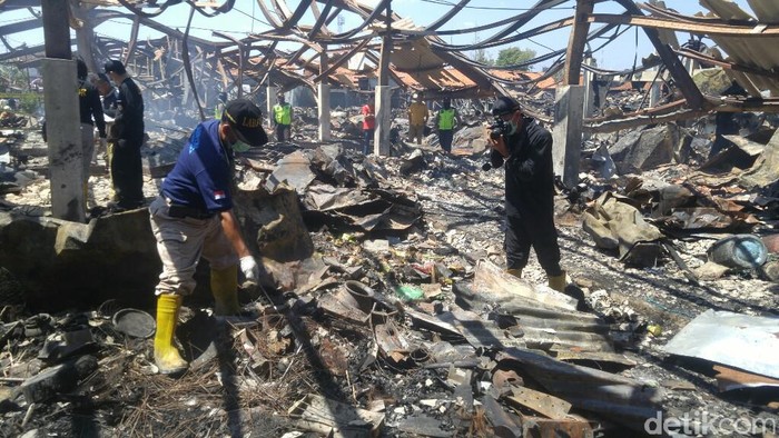 Tim Labfor Bawa Kabel Gosong dari Lokasi Kebakaran Pasar Kaliwungu