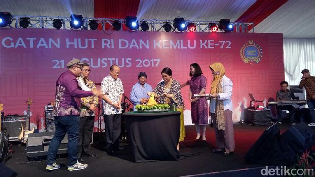 Kendaraan Dinas Pejabat Kemlu Akan Diganti, Menlu: untuk Efisiensi