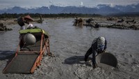 Penambang ilegal tidak selalu didominsi warga asli tetapi juga datang dari Sulawesi dan Jawa. Ulet Ifansasti/Getty Images.