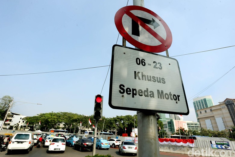 Rambu Pelarangan Motor di Jalan Jenderal Sudirman (Foto: Rengga Sencaya) Rambu Pelarangan Motor di Jalan Jenderal Sudirman (Foto: Rengga Sencaya)