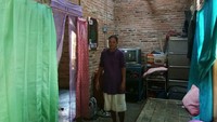 Ibu Eli, Eni tidak lulus SD, hanya menginjak sekolah sampai kelas 3. Eni tidak menyangka anaknya dituduh mencuri pompa air milik tetangganya.